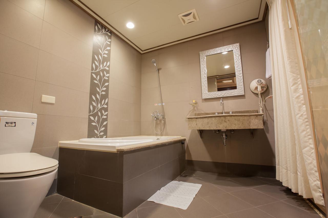 Mila Hotel Đài Trung Ngoại thất bức ảnh